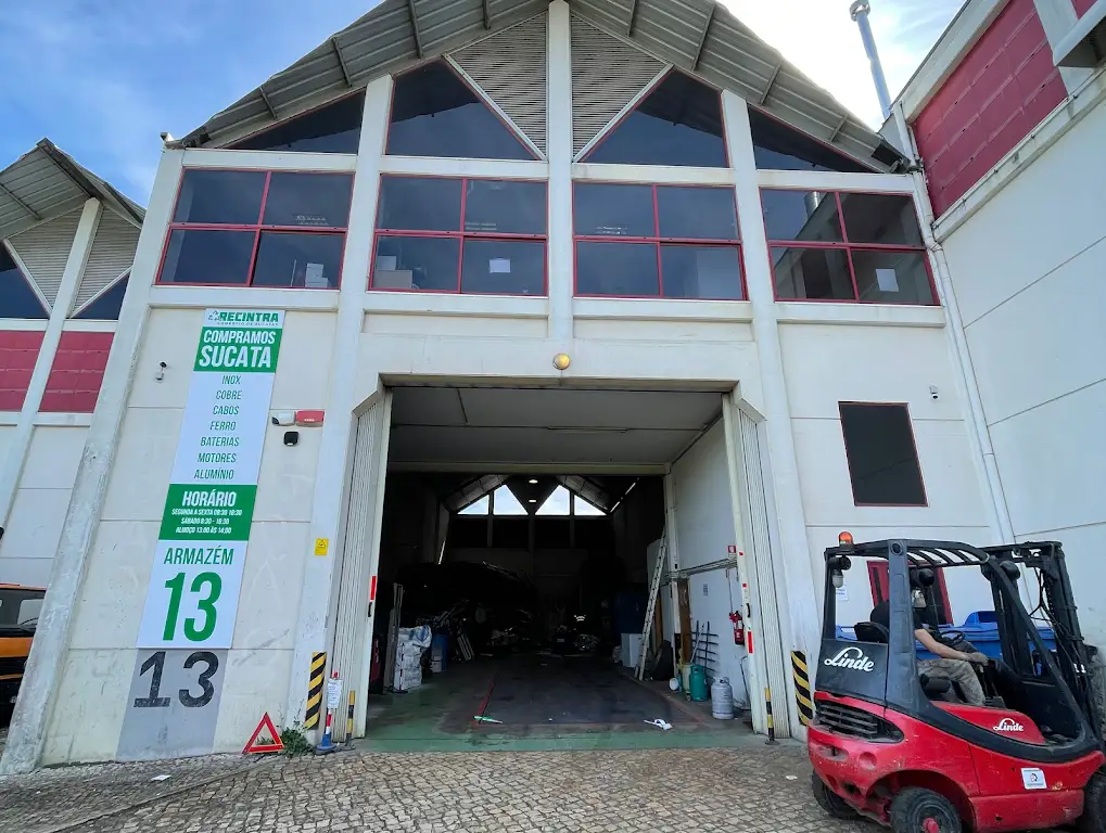 Entrada do armazém 13 da Recintra em Sintra