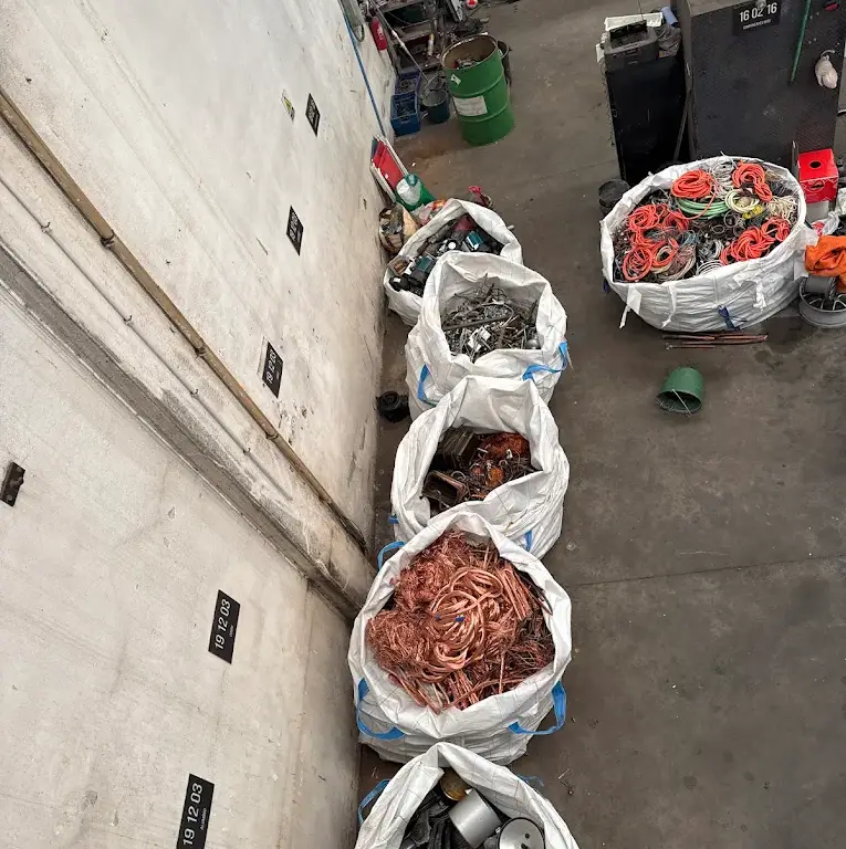 Cobre, cabos e outros materiais separados em big bags no armazém da Recintra na Moita